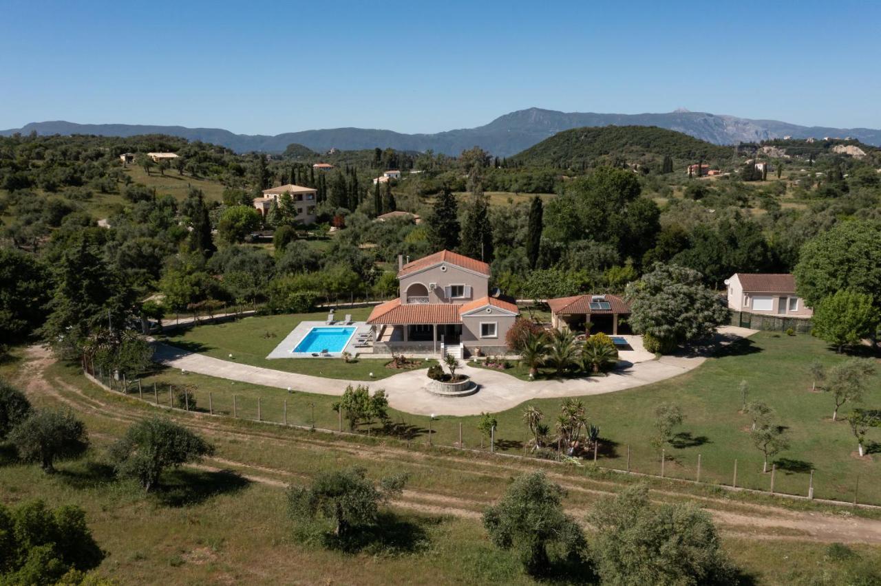 Country Villa Verde - 2Floor Family Home Kouramaditika エクステリア 写真